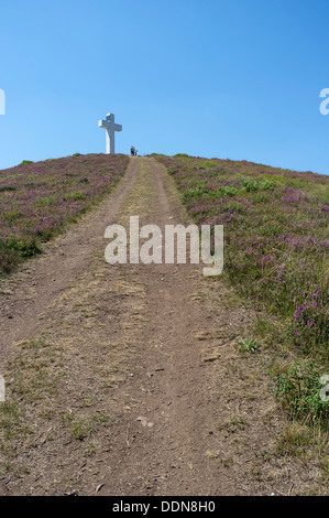 La Viorna Cross (Cruz de la Viorna) situé au sommet de San Martin surplombant Potes et Santo Toribio de Liébana. Cantabrie Banque D'Images