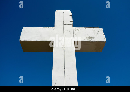 La Viorna Cross (Cruz de la Viorna) situé au sommet de San Martin surplombant Potes et Santo Toribio de Liébana. Cantabrie Banque D'Images