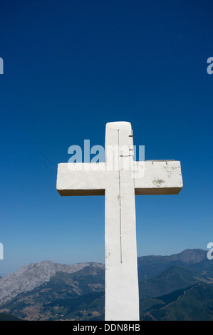 La Viorna Cross (Cruz de la Viorna) situé au sommet de San Martin surplombant Potes et Santo Toribio de Liébana. Cantabrie Banque D'Images