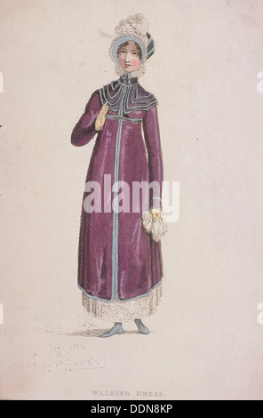 Une femme marche dans une robe, c1810. Artiste : W LIRE Banque D'Images