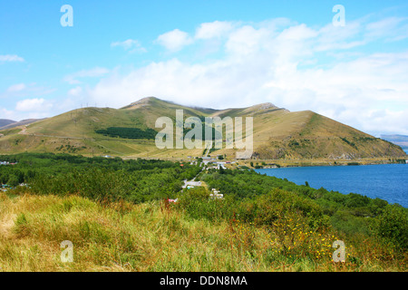 Les montagnes et le lac Sevan en Arménie. Banque D'Images