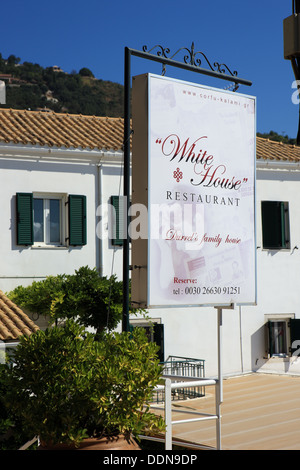 Le restaurant Maison Blanche derrière l'enseigne à Kalami Corfou. Anciennement la maison des auteurs grecs Gerald et Lawrence Durrell. Banque D'Images