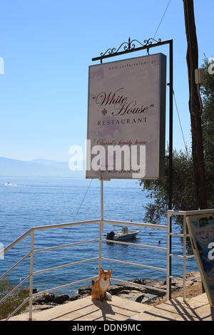 La Maison Blanche restaurant sign à Kalami sur l'île grecque de Corfou. Autrefois la maison des auteurs Gerald et Lawrence Durrell Banque D'Images