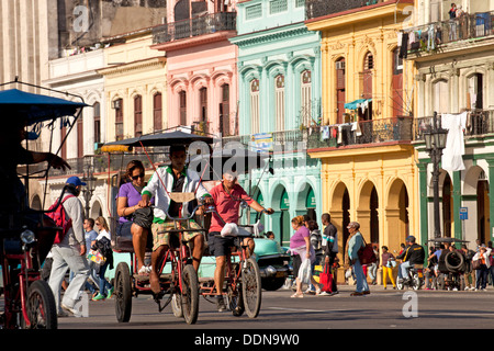 Vélo taxi et bâtiments colorés dans le centre de La Havane, Cuba, Caraïbes Banque D'Images