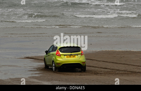 Le présentateur de Top Gear Jeremy Clarkson met une voiture Ford Fiesta à l'épreuve avec la Marine marines sur la plage de Instow, Devon, UK Banque D'Images