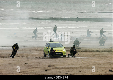 Le présentateur de Top Gear Jeremy Clarkson met une voiture Ford Fiesta à l'épreuve avec la Marine marines sur la plage de Instow, Devon, UK Banque D'Images