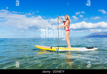 Attractive Woman on Stand Up Paddle Board, SUP, Hawaii, l'océan bleu tropical Banque D'Images