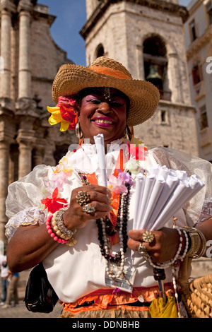 Smiling woman cubain en vêtements traditionnels de la vente d'arachides, de La Havane, Cuba, Caraïbes Banque D'Images