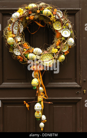 Couronne de Noël avec des œufs peints accrochés sur une porte en bois, République Tchèque Banque D'Images