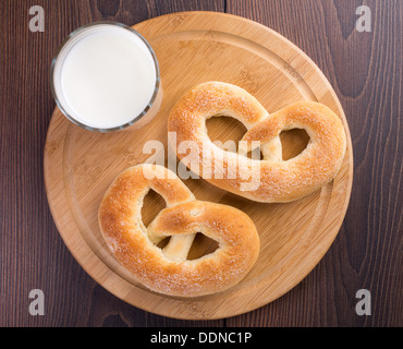 Doux et chaud des bretzels verre de lait Banque D'Images