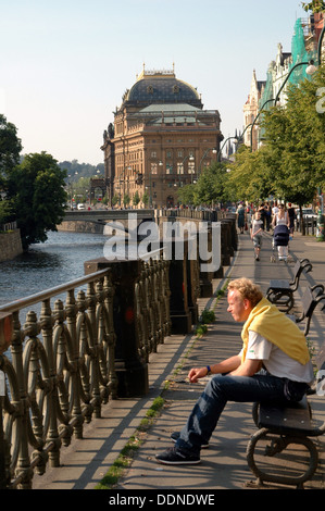 Promenade le long de Masarykovo naberzi de Nove Mesto Nouvelle Ville Prague République Tchèque Banque D'Images