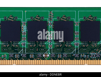 Vue partielle de SDRAM DDR PC module de mémoire. Close-up. Isolé sur fond blanc. Banque D'Images