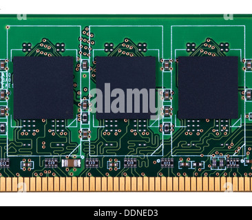 Vue partielle de SDRAM DDR PC module de mémoire. Close-up. Isolé sur fond blanc. Banque D'Images