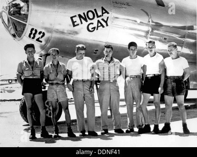 Enola Gay. Le sol de l'équipage du B-29 "Enola Gay" qui atom-bombardé Hiroshima, Japon. Le colonel Paul Tibbets, le pilote W. dans le centre Banque D'Images