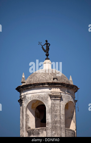 Tour de garde avec la Giraldilla girouette de la forteresse Castillo de la Real Fuerza dans la vieille ville de La Havane, Cuba, Caraïbes Banque D'Images