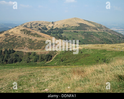 Malvern Hills avec des promeneurs - Regard sur la colline du nord (à droite) et du pain de la flancs de colline Beacon Worcestershire. Banque D'Images