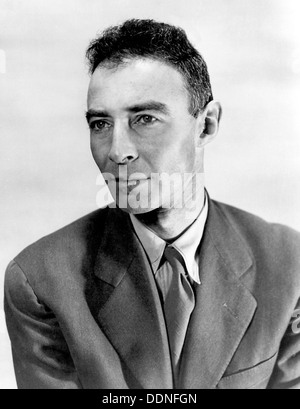 Robert Oppenheimer, Julius Robert Oppenheimer, physicien théoricien américain souvent appelé le "père de la bombe atomique" Banque D'Images