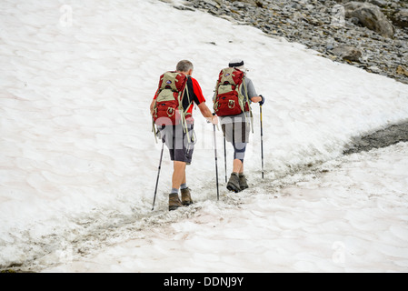 Randonneurs sur le sentier près de l'Eiger Grindelwald Suisse. Le sentier passe directement sous la face nord de l'Eiger Banque D'Images