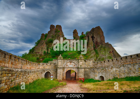 Belogradchik rocks forteresse, la Bulgarie.image HDR Banque D'Images