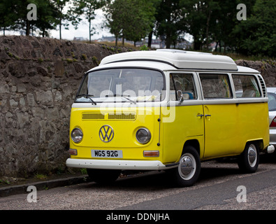 Le camping-car Volkswagen, jaune et blanc Banque D'Images