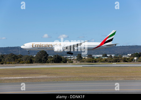 Unis Boeing 777-300 à l'atterrissage à l'Aéroport de Perth, Australie occidentale Banque D'Images