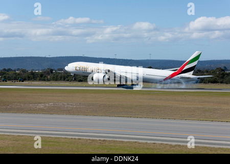 Unis Boeing 777-300 à l'atterrissage à l'Aéroport de Perth, Australie occidentale Banque D'Images