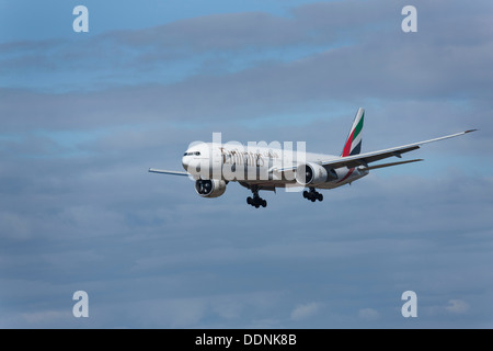 Unis Boeing 777-300 sur l'approche à l'atterrissage Banque D'Images