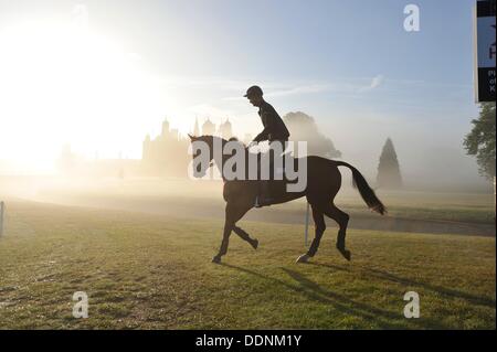 Stamford, Angleterre . Le 05 août, 2013. William Fox-Pitt [FRA] sur une promenade tôt le matin avant le début de la première journée de la 2013 Land Rover Burghley Horse Trials. La Land Rover Burghley Horse Trials ont lieu entre 5 et 8 septembre à Burghley House,© Stephen Bartholomew/Alamy Live News Crédit : Stephen Bartholomew/Alamy Live News Banque D'Images