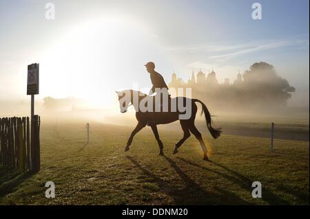 Stamford, Angleterre . Le 05 août, 2013. William Fox-Pitt [FRA] sur une promenade tôt le matin avant le début de la première journée de la 2013 Land Rover Burghley Horse Trials. La Land Rover Burghley Horse Trials ont lieu entre 5 et 8 septembre à Burghley House,© Stephen Bartholomew/Alamy Live News Crédit : Stephen Bartholomew/Alamy Live News Banque D'Images