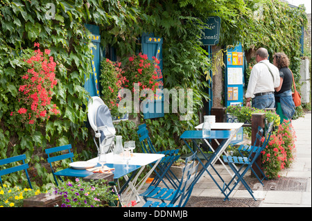 Joli couvert de lierre Pennti crêperie restaurant dans la Ville Close Concarneau Bretagne France Banque D'Images