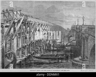 Pont provisoire en bois sur la Tamise à Blackfriars, Londres, 1864. Artiste : Anon Banque D'Images