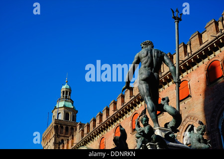 L'Italie, Émilie-Romagne, Bologne, vue de la Piazza Maggiore, Fontana del Nettuno Banque D'Images