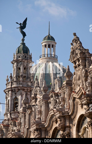 Des statues et façade du théâtre Gran Teatro de La Habana et le Capitol dome à La Havane, Cuba, Caraïbes Banque D'Images