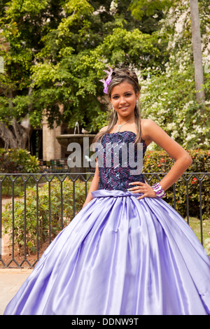 Jeune fille habillé pour la Quinceanera ou le coing, la célébration d'une jeune fille de 15 ans à La Havane, Cuba, Caraïbes Banque D'Images