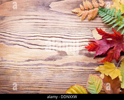 Feuilles d'automne sur une table en bois. Banque D'Images