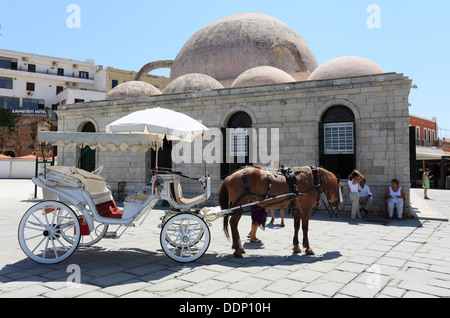 Cheval buggy sur le rang à l'extérieur de la mosquée de janissaires sur port de La Canée, Crète, Grèce. Banque D'Images