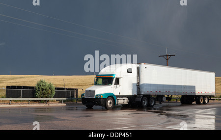 Camion américain typique sur une place de parking avant de forte tempête Banque D'Images