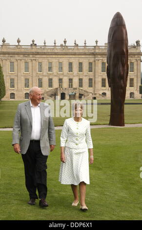 Chatsworth House, Derbyshire, Royaume-Uni. 5e septembre 2013. Appuyez sur Appeler : le duc et duchesse de Devonshire avec Jaume Plensa fonte du Marianna la pièce en face de Chatsworth House avant de Sotheby's au-delà des limites sculpture monumentale exposition vente. Au-delà des limites est composé de 20 sculptures monumentales à Chatsworth's 105 hectares de jardins d'artistes internationaux tels que Allen Jones, Bosco Sodi, Marc Quinn et Allen Jones. L'artiste dit de ce travail : ÒAll je pourrais dire, elle le savait déjà. Credit : Matthew Taylor/Alamy Live News Banque D'Images