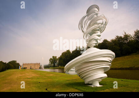 Chatsworth House, Derbyshire, Royaume-Uni. 5e septembre 2013. Appuyez sur Appeler : Alice Aycock torsion du Cyclone par le canal étang en face de Chatsworth House pour Sotheby's au-delà des limites sculpture monumentale exposition vente, Chatsworth House. Au-delà des limites est composé de 20 sculptures monumentales à Chatsworth's 105-hectares de jardins d'artistes internationaux tels que Allen Jones, Jaume Plensa, Bosco et Thomas Heatherwick Sodi. Les pièces sont remarquables pour leur gamme de matériaux : bronze, pierre, fibre de verre, aluminium, acier et acrylique. Credit : Matthew Taylor/Alamy Live News Banque D'Images