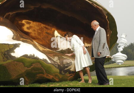 Chatsworth House, Derbyshire, Royaume-Uni. 5e septembre 2013. Appuyez sur Appeler : le duc et duchesse de Devonshire inspecter Marc Quinn, le bronze de la galaxie en spirale à Sotheby's au-delà des limites sculpture monumentale exposition vente, Chatsworth House. Exécuté en 2013, spirale de la galaxie est partie de Quinn est l'archéologie de la récente série d'Art. Au-delà des limites est composé de 20 sculptures monumentales à Chatsworth's 105 hectares de jardins d'artistes internationaux tels que Allen Jones, Bosco Sodi, Mario Merz & Allen Jones. Credit : Matthew Taylor/Alamy Live News Banque D'Images