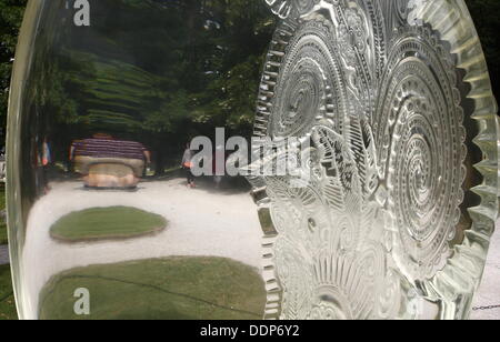 Chatsworth House, Derbyshire, Royaume-Uni. 5e septembre 2013. Appuyez sur Appeler : Unus Safardiar's 'l'objectif" chez Sotheby's au-delà des limites sculpture monumentale exposition vente, Chatsworth House. Au-delà des limites est composé de 20 sculptures monumentales à Chatsworth's 105-hectares de jardins d'artistes internationaux tels que Allen Jones, Jaume Plensa et Bosco Sodi. Credit : Matthew Taylor/Alamy Live News Banque D'Images