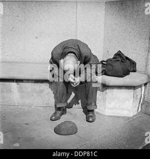 Homme assis sur un banc en pierre sur Blackfriars Bridge, London, c1946-c1959. Artiste : John Gay Banque D'Images