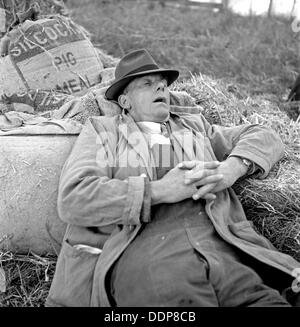 Homme endormi, Royal Agricultural Show, Newcastle-upon-Tyne , c1946-c1959. Artiste : John Gay Banque D'Images