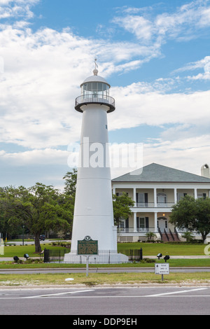 Phare de Biloxi à côté du centre d'accueil sur l'autoroute 90 sur le golfe du Mexique à Biloxi, Mississippi Banque D'Images