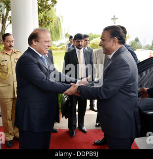 Islamabad, Pakistan. 5e septembre 2013. Premier Ministre Muhammad Nawaz Sharif recevant le président Asif Ali Zardari au premier ministre's House Islamabad le 05 septembre 2013. Document de cours par le Pakistan information ministère   (photo par PID/Deanpictures/Alamy Live News Banque D'Images