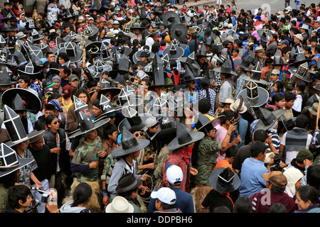 Communauté autochtone de principalement des hommes, la danse dans la ville plaza pendant les fêtes de l'Inti Raymi à Cotacachi (Équateur) Banque D'Images