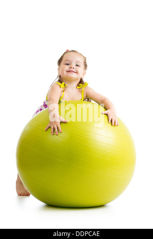 Kid girl s'amusant avec ballon de gymnastique isolé Banque D'Images