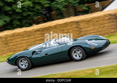 1965 Jaguar XJ13 avec pilote Andy Wallace au Goodwood Festival of Speed 2013, Sussex, UK. Banque D'Images