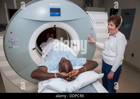 Tech travaille avec un patient dans un scanner IRM. Banque D'Images