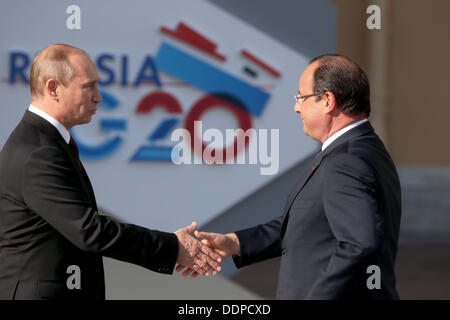 Saint-pétersbourg, Russie. Le 05 août, 2013. Le président russe Vladimir Poutine se félicite le Président français François Hollande (R) pour le sommet du G20 au Palais Constantin à Saint-Pétersbourg, Russie, 05 septembre 2013. Le sommet du G20 aura lieu du 05 au 06 septembre. Photo : Kay Nietfeld/dpa/Alamy Live News Banque D'Images